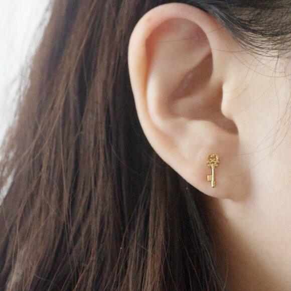 New in a box- 10k solid gold tiny heart key earrings - Picture 3 of 8